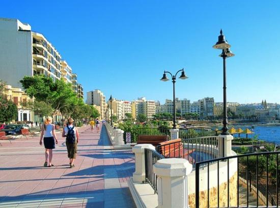 Spacious Apartment Steps To The Promenade Σλιέμα Εξωτερικό φωτογραφία